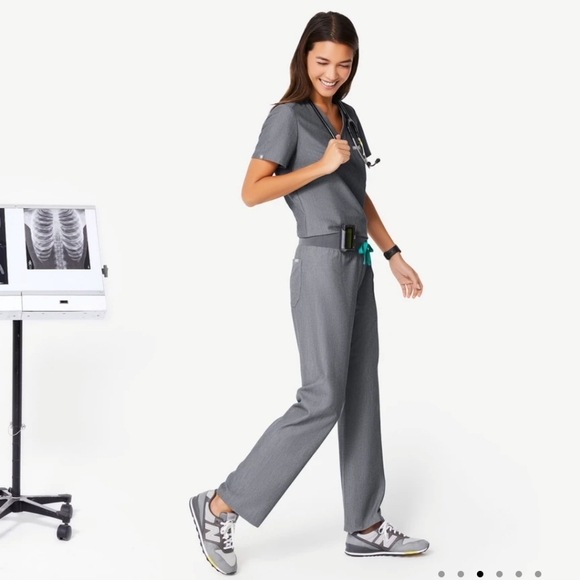 Figs Catarina™ One-Pocket Short Sleeve Classic Fit Scrub Top in Graphite S - Picture 15 of 15